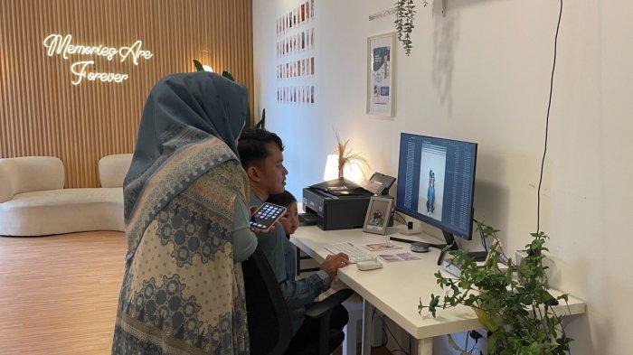 UMKM BOGOR - Shiro Self Photo di Bogor tampak lengkap dengan peralatan fotografi profesional dan backdrop aesthetic serta aksesoris yang bebas untuk digunakan para pelanggan. Studio ini memungkinkan pelanggan mengabadikan momen secara mandiri dengan hasil berkualitas tinggi dalam ruang yang privat dan nyaman.