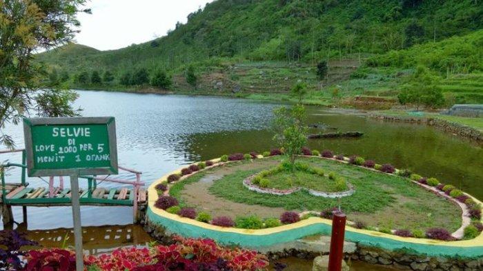 Rekomendasi tempat wisata Situ Rawa Gede di Bogor ini memiliki view perbukitan dan sawah, serta ada beberapa air terjun kecil.