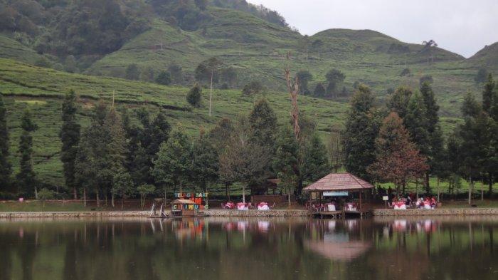 Situ Talaga Saat, wisata yang berlokasi di Kelurahan Tugu Utara, Kecamatan Cisarua, Kabupaten Bogor.