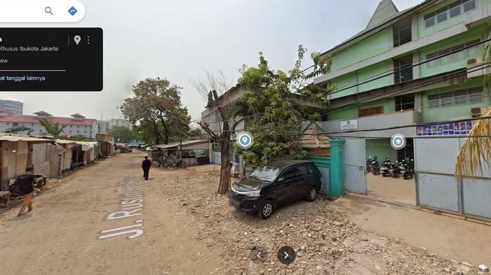 Penampakan SMK Cengkareng 2 di Google Maps. Terlihat jalanan di depan sekolah belum diaspal dan masih berupa tanah bebatuan (Google Maps)