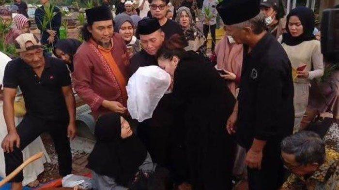 Kabar duka, keponakan Ayu Ting Ting, Rayaz Zoltan Fachrizal meninggal dunia. Keluarga ayah Rozak pun kini tengah berduka.