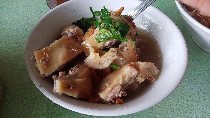 Proses memasak Sop Ayam Suegeer ala Pak Min Klaten di panci besi