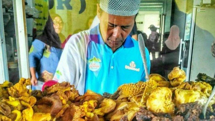 Sarapan ke Suryakencana jangan lupa mampir ke Soto Kuning Pak M Yusuf, kuliner Bogor ini laris manis dikunjungi pembeli. 