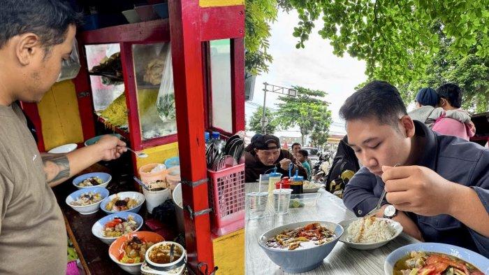 KULINER BOGOR - Pelanggan menikmati seporsi Soto Mie Bogor pada pagi hari di kawasan Air Mancur, Bogor. Lapak sederhana di pinggir jalan ini selalu dipadati pembeli, terutama karena cita rasanya yang khas dan harga yang terjangkau.