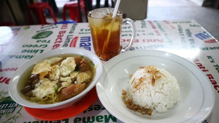 Soto Mie Mang Ohim salah satu kuliner Bogor yang masih eksis hingga sekarang.