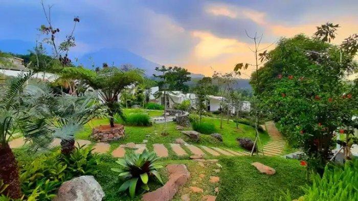 Keunikan utama dari hotel di Bogor ini adalah konsep glamping modern dengan desain bangunan khas scandinavian.