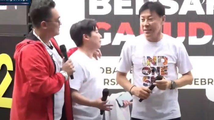 SHIN TAE-YONG NOBAR - Mantan pelatih Timnas Indonesia, Shin Tae-yong ikut nobar laga Australia vs Indonesia di Universitas Atma Jaya, Jakarta, Kamis (20/3/2025) sore.