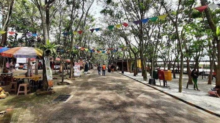 Suasana Wana Griya, tempat wisata pantai buatan di Bogor. Pasir putih membuatnya seakan ada di pantai sungguhan.