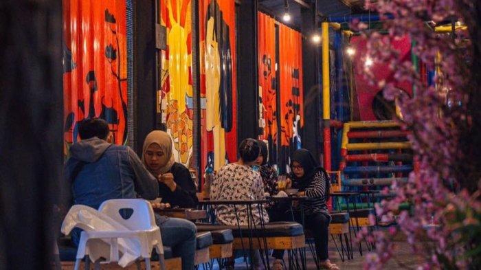 Tempat wisata kuliner Bogor Raito Ya, menyajikan oranamen-ornamen bunga sakura seperti ciri khas dari Negara Jepang.