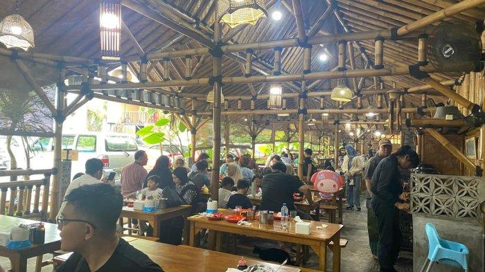 KULINER BOGOR - Pada musim libur lebaran terjadi peningkatan pengunjung yang datang untuk mencicipi Sate Maranggi SN4444. kuliner Bogor ini menjadi pilihan yang tepat bagi mereka dan keluarga.