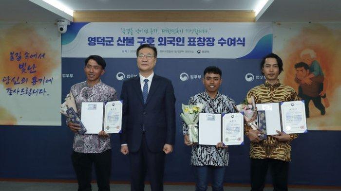 WNI DAPAT PENGHARGAAN DI KORSEL - Tiga WNI Sugianto (31), Dipio Leo (24), dan Vicky Septa Eka (24) mendapat penghargaan dari Kementerian Kehakiman Korea Selatan setelah aksi heroik mereka menyelamatkan para lansia dari kebakaran hutan di Yeongdok, Korea Selatan akhir Maret 2025 lalu.