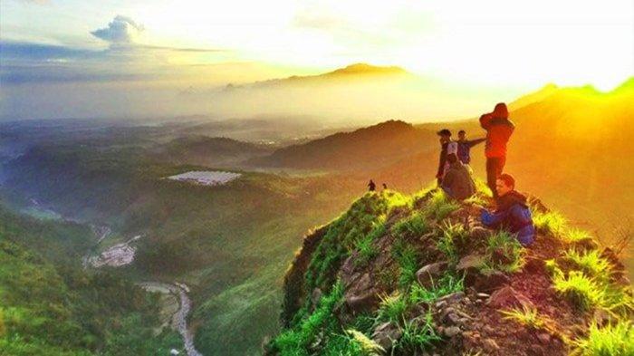Untuk bisa menikmati pemandangan senja yang indah di tempat wisata Bogor ini, kamu harus melakukan pendakian ke puncak Gunung Batu Jonggol.
