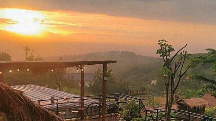 Di tempat wisata Bogor Kopi Koneng Sentul Bogor ini, kamu bisa menikmati matahari terbenam sambil menyeruput kopi.