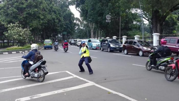 Gaya Mahpud, Sukarelawan Pembantu Lalu Lintas (Supeltas) di Jalan Djuanda, Kota Bogor.
