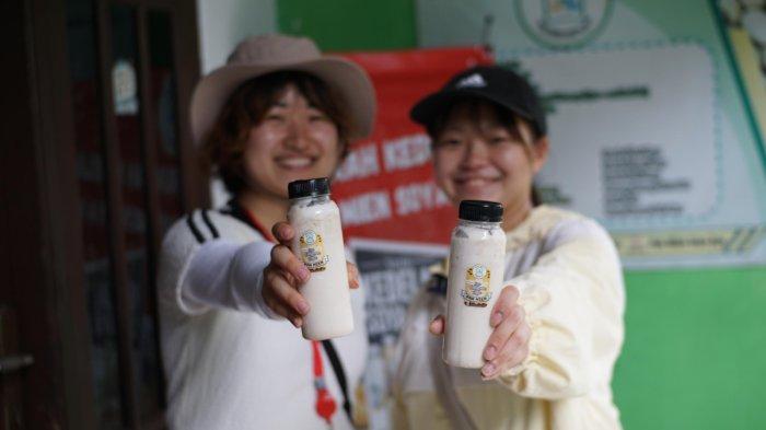 UMKM BOGOR - Mahasiswa peserta SUIJI-SLP 2025 dari Jepang mengunjungi PT Rumah Kedelai Pak Mien Soy Ayu di Desa Wisata Benteng, Kabupaten Bogor. Mereka mencoba langsung produk unggulan Soy Ayu, yaitu susu kedelai dalgona, yang terkenal karena rasanya yang lezat dan tidak berbau langu.