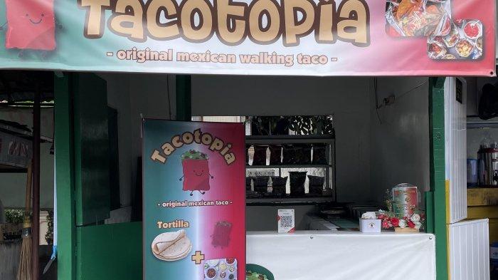 KULINER BOGOR – Tacotopia di Bogor ini menghadirkan taco otentik dengan kreasi yang disesuaikan dengan lidah Nusantara. Tersedia dua pilihan utama, taco original dengan tortilla dan walking taco berbahan dasar snack, keduanya disajikan dengan topping yang segar dan kaya rasa.