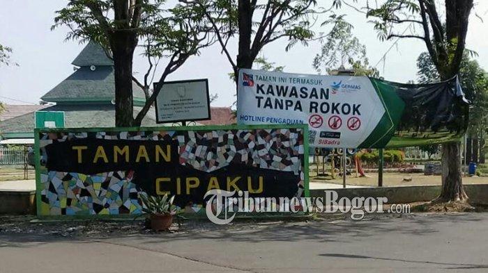 Di tempat wisata Bogor ini, pengunjung dapat melakukan olahraga atau piknik di area taman. 
