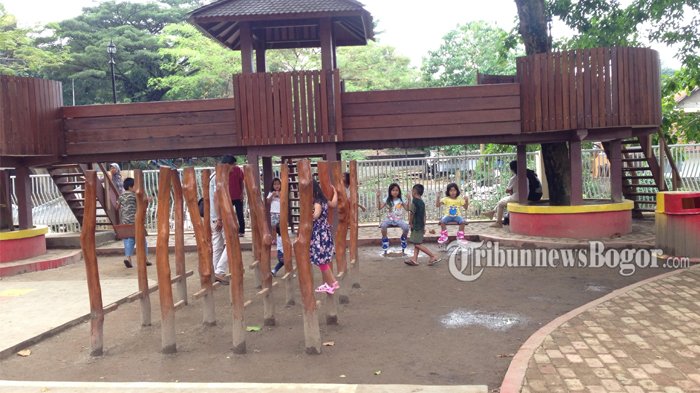 Semua permainan di tempat wisata Taman Kaulinan Bogor ini dirancang untuk melatih motorik anak dan kreatifitas.