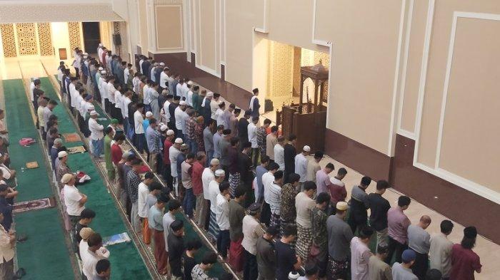 Kondisi salat tarawih pertama di Masjid Agung Kota Bogor, Rabu (22/3/2023).