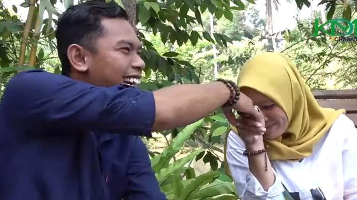 Dulu jual mahal ogah dijodohkan, Teh Nde semringah didekati Fahmi pengantin Bogor. Kang Dedi jamin masa depan Teh Nde dan Fahmi cerah jika mereka menikah