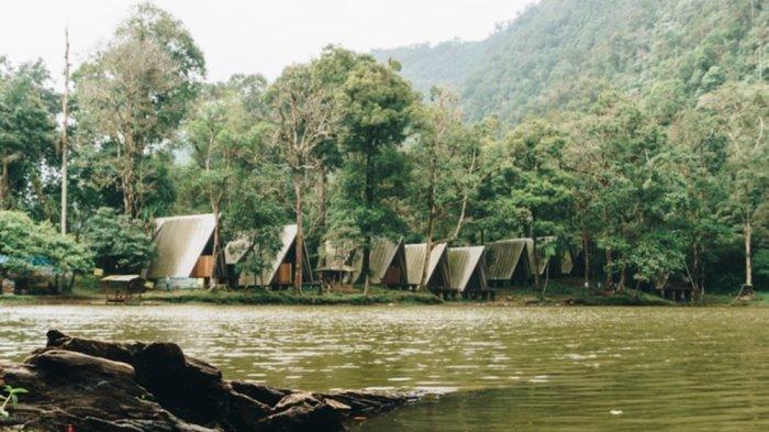 Telaga Warna punya keunikan airnya yang dapat berubah warna. Selain itu keindahan alam yang memukau membuat tempa wisata Bogor ini wajib dikunjungi.