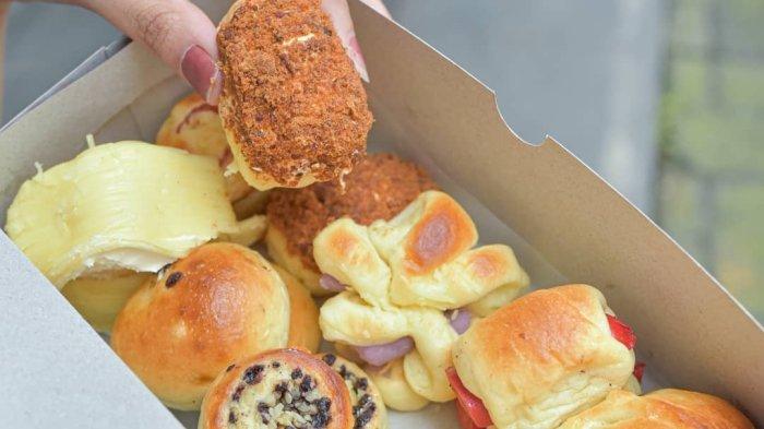 Salah satu rekomendasi kuliner Bogor yang cocok untuk teman ngopi yaitu Roti Unyil.