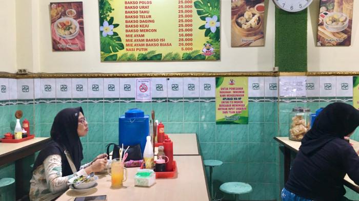 KULINER BOGOR - Dinding tembok dari Bakso Sederhana Cibinong ini juga dipasang menu yang disediakan, sehingga pembeli yang datang dapat melihat menu nya terlebih dahulu sebelum memesan sebelum staff datang menghampiri untuk menanyakan menu. Tempatnya sangat bersih, dan sejuk.