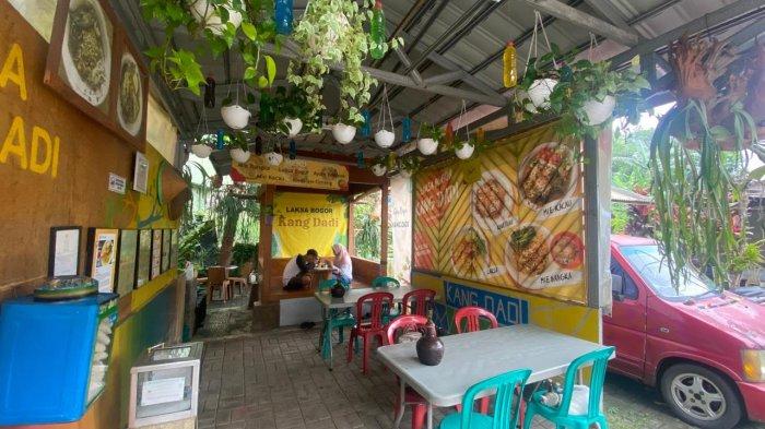 KULINER BOGOR - Laksa Bogor Kang Dadi memadukan nuansa tradisional Sunda yang menjadikannya bukan sekadar tempat makan, tapi juga ruang nostalgia bagi pengunjung yang tumbuh bersama cita rasa laksa Bogor.
