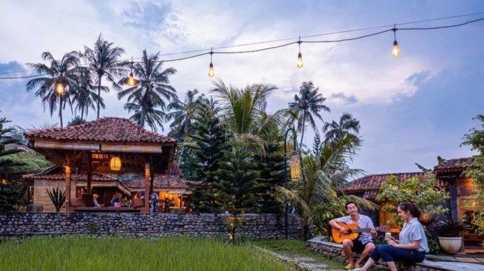 Bukber di saung sambil lesehan dengan pemandangan sawah bisa kamu dapatkan di tempat kuliner Bogor ini.
