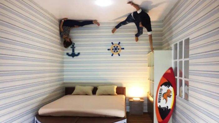 Salah satu spot foto menarik yaitu up side down atau dunia terbalik di The Illusion Bogor, tempat wisata di Bogor yang menyuguhkan keindahan seni ilusi.
