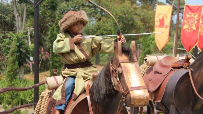 Belajar memanah di The Ranch Cisarua Puncak, tempat wisata Bogor yang menawarkan berfoto ala koboi dengan bertemakan peternakan ala Eropa abad Pertengahan.