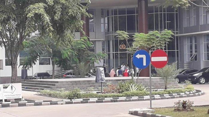 Kedua ibu bayi yang diduga tertukar menjalani tes DNA di Puslabfor Polri, di Babakan Madang, Kabupaten Bogor, Senin (21/8/2023).