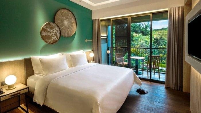 Desain kamar modern serta elegant membuat hotel di Bogor The Botanica Sanctuary ini terkesan mewah, memiliki fasilitas infinity pool di rooftop yang bisa Anda gunakan saat berlibur di malam tahun baru nanti.