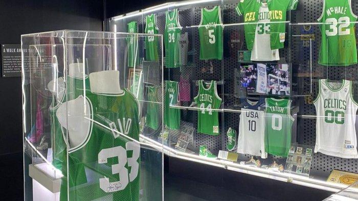 Mini museum di The Bucketlist Indonesia yang memiliki koleksi pemain basket nasionl dan internasional, menjadi pilihan tempat wisata di Bogor bagi kamu pecinta olahraga basket. 