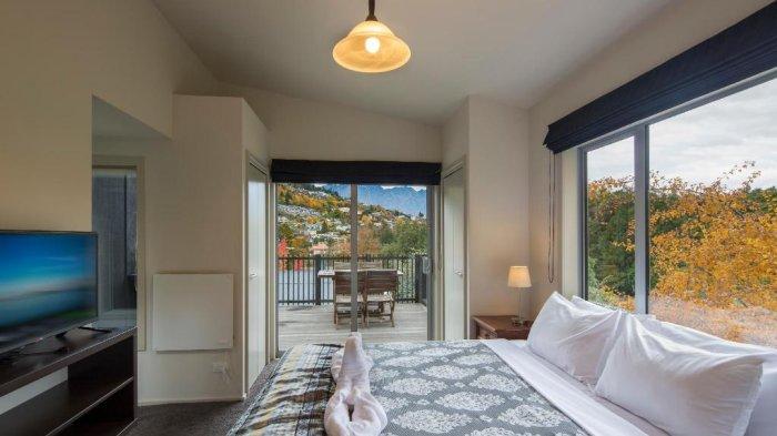 Rekomendasi hotel di Bogor yang lokasinya dekat Puncak Pass, salah satunya The Pinewood Lodge & Organic Farm yang mengusung gaya Eropa.