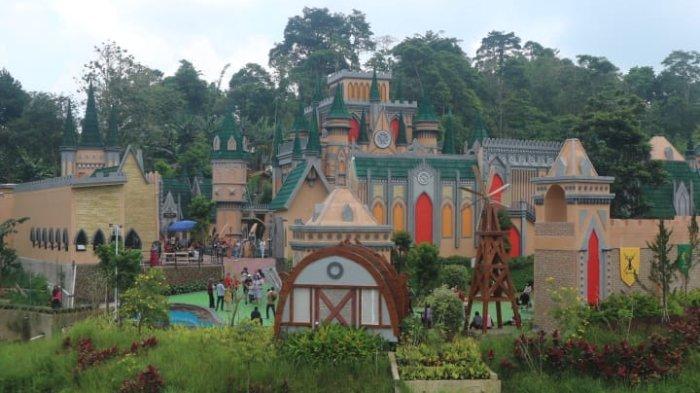 Di tempat wisata Nicole's River Park Bogor, pengunjung bisa melihat miniatur landmark dari negara-negara di dunia, termasuk Menara Eiffel.