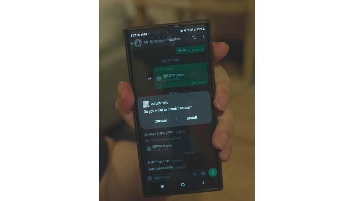 Penampakan isi chat mencurigakan di WhatsApp berisi penipuan. Anda disarankan tidak klik Install setelah klik link yang diberikan oleh penipu.