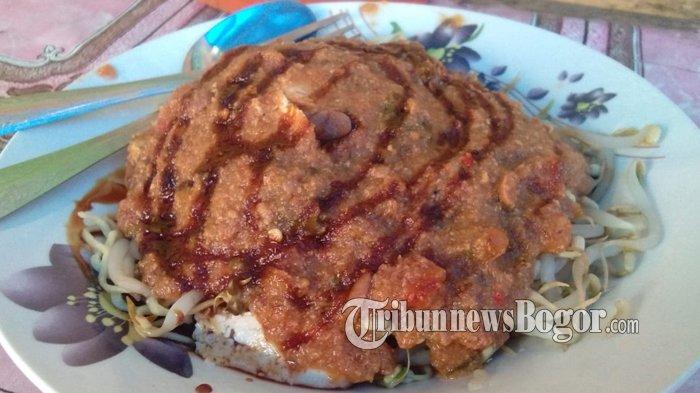 Toge goreng pak Gebro jadi salah satu kuliner Bogor yang legendaris dan masih di buru wisatawan. 