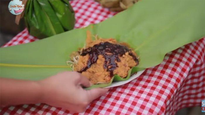 Rekomendasi kuliner Bogor yang wajib dicoba, yakni Toge Goreng Ibu Evon yang dimasak dan dibungkus dengan cara unik.