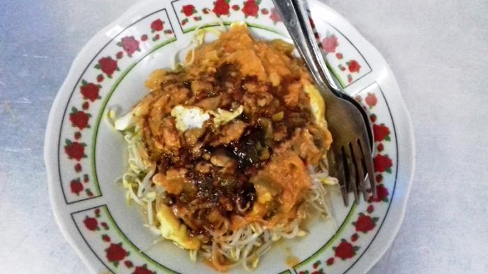Toge Goreng Ibu Haji Omah, di Jalan Jenderal Sudirman nomor 23 A, Kecamatan Bogor Tengah, Kota Bogor, Jawa Barat.