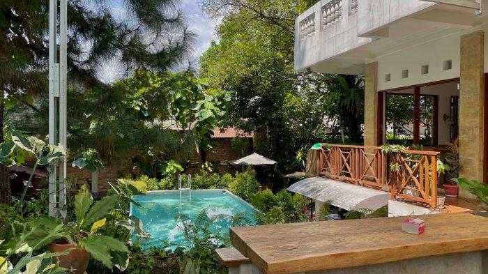 KULINER BOGOR – Toko Bubur Berkat di Bogor menjadi destinasi kuliner favorit yang menawarkan suasana makan santai di tengah hijaunya taman dan kolam renang. Area outdoor di sini menjadi daya tarik utama bagi pengunjung yang ingin bersantap sambil menikmati udara segar.