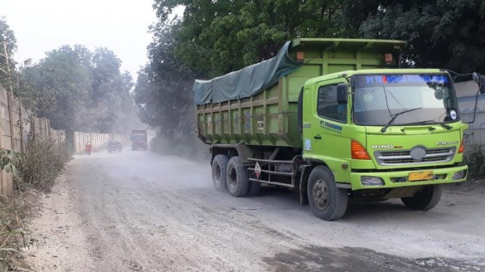 Sebuah truk tambang melintas di ruas jalan Parungpanjang, Kabupaten Bogor, Selasa (25/9/2018)