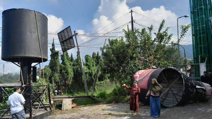 Saat pembongkaran tugu botol kecap di Kabupaten Cianjur, kini sudah menjadi kenangan, Sabtu (30/7/2022).