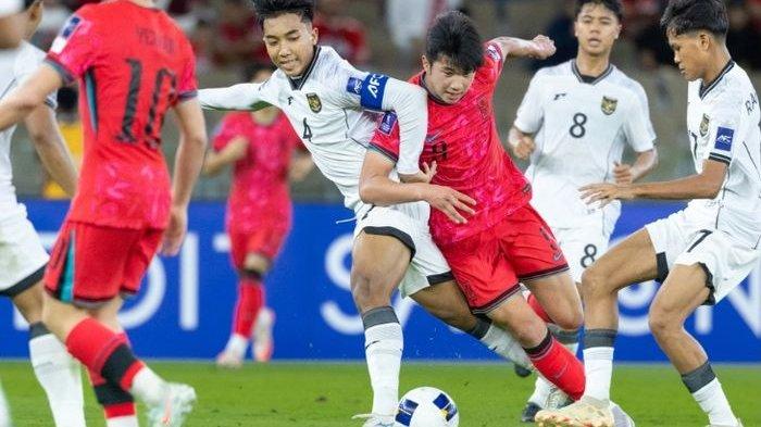 TIMNAS INDONESIA U17 - Dalam foto: Kapten Timnas U-17 Indonesia Putu Panji berebut bola dengan striker Korea Selatan Kim Myung-jun dalam laga Grup C Piala Asia U-17 2025 di Prince Abdullah Al-Faisal Stadium, Jeddah, Arab Saudi, Jumat, 4 April 2025.