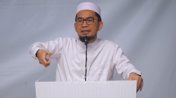 Ustaz Adi Hidayat memberikan panduan untuk kaum muslimin mandi wajib dalam keadaan junub berdasarkan contoh dari Rasulullah SAW.