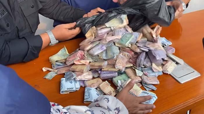 Ini penampakan uang Rp50 juta yang dibawa pengemis kaya di Kota Bogor. Sang pengemis menyembunyikan uangnya di celana 5 lapis