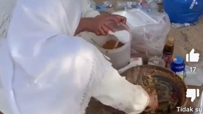 Tangkapan layar video viral jemaah haji asal Madura viral jualan rujak di Padang Arafah. Pihak PPIH beri penjelasan.