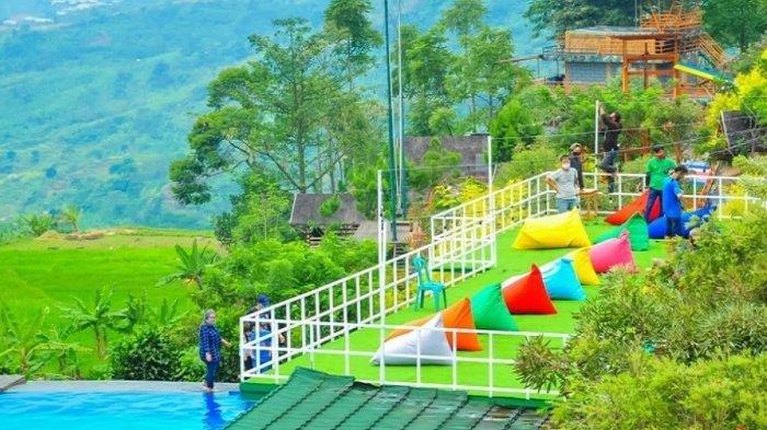 Kawasan tempat wisata di Bogor Villa Khayangan. Punya banyak spot selfie dengan latar pemandangan hijau.