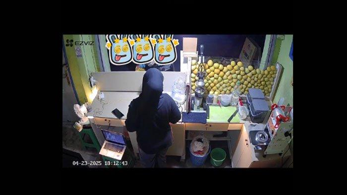 VIRAL PENJUAL MINUMAN: Tangkapan layar CCTV rekaman seorang penjual minuman dimarahi pelanggan cuma karena bilang 'hati-hati'. Netizen syok dengar alasan pelanggan tersebut, disadur pada Sabtu (26/4/2025).