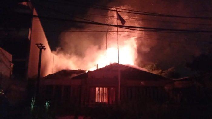 Peristiwa kebakaran hari ini di Kota Bogor, bangunan kosong eks kantor asuransi jiwa hangus dilalap si Jago Merah pada Senin (7/8/2023).